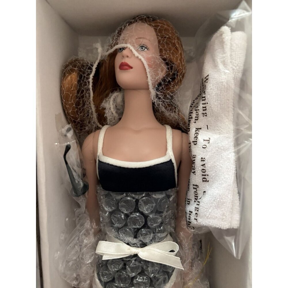 Tonner TYLER WENTWORTH Collection STYLE #20801 Something Sleek Red 16” Doll NEW